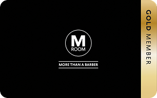 Must taust, keskel valge ringlogo tekstiga "M ROOM" ja all kiri "MORE THAN A BARBER", paremal kuldne vertikaalne lint kirjaga "GOLD MEMBER".