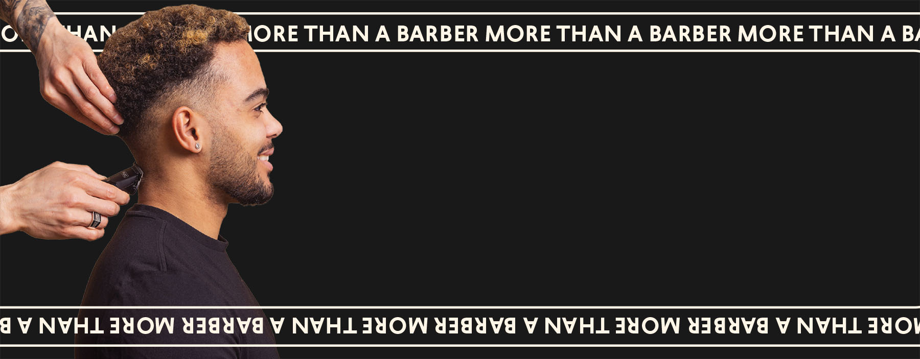 M Premium Cut -kuva: nuori mies sivuprofiilissa hymyilee, parturi leikkaa hänen hiuksiaan saksilla ja kammalla, musta tausta ja reunoilla toistuva "MORE THAN A BARBER" -teksti.