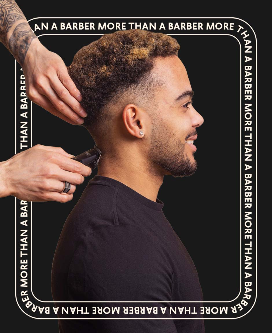 Mies sivuprofiilissa hymyilee, parturi leikkaa koneella niskasta ja sivuista lyhyttä hiusta, parturin tatuoitu käsi näkyy ja kehyksessä toistuu teksti "MORE THAN A BARBER".